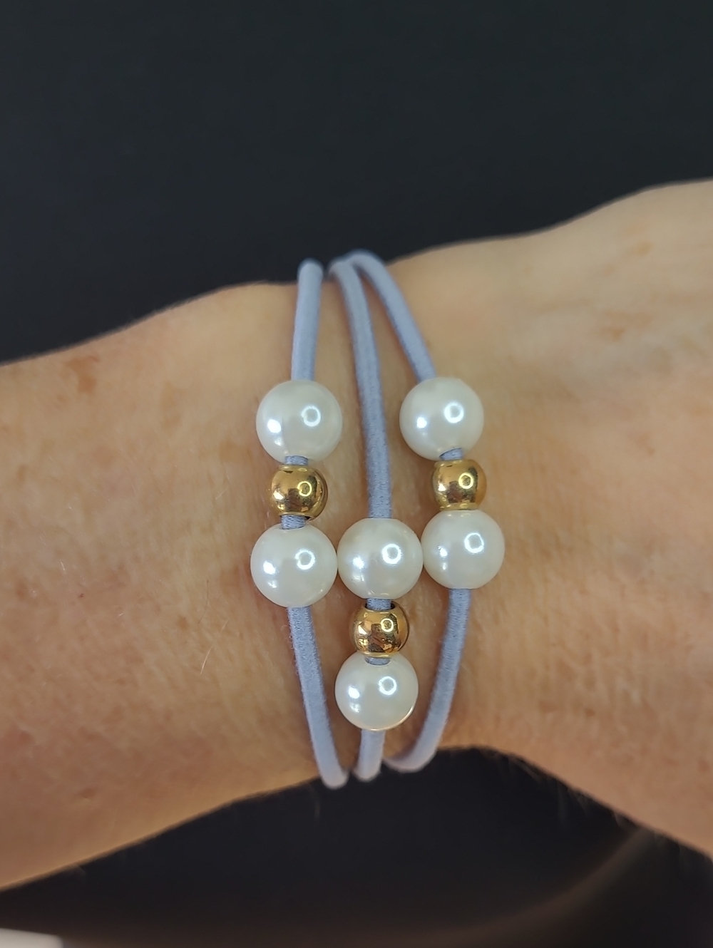 🎁 Free with purchase of $25+ / Z - Pearl & Gold Toned Bead Elastic Bracelet